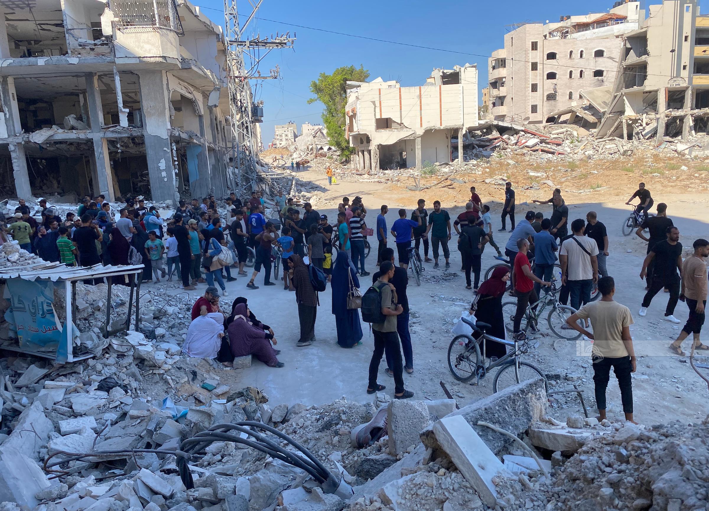 مواطنون يتجمعون في محيط مدرسة صلاح الدين بعد قصفها.